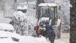 Коммунальщики всю ночь боролись со снегом в Ставрополе 