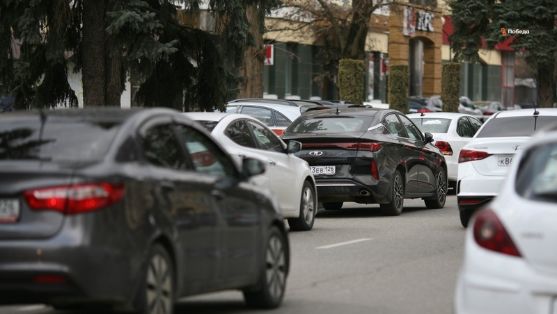 Штраф в 500 рублей грозит россиянам за отсутствие флага на номерах авто