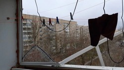 В Будённовске из-за разрыва аэрозольного баллончика выбило окно на лоджии
