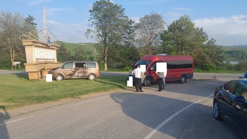 Минивэн и микроавтобус столкнулись на въезде в Ессентуки — пострадали три человека