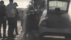 Сотрудники ДПС помогли потушить загоревшийся автомобиль на дороге в Будённовском округе 