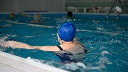 Врач Демьяновская: Плавание в бассейне помогает справиться с болями при сколиозе
