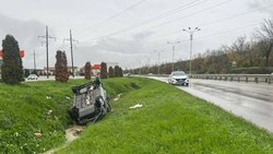 В Пятигорске в перевернувшемся автомобиле пострадала водитель