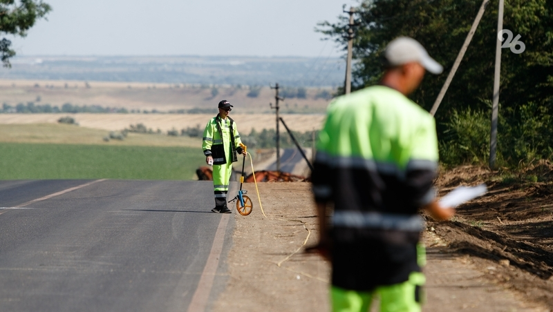 «Асфальт будет стойким»: дорогу Сенгилеевское — Новотроицкая ремонтируют по нацпроекту