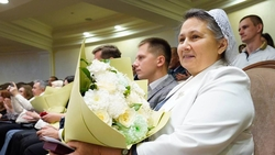 Губернатор вручил ставропольчанкам 64 медали «Материнская слава»