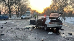 В Будённовском округе грузовик протаранил ВАЗ — два человека в больнице