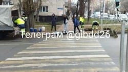 Светофор упал на 19-летнюю девушку в Ставрополе