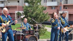 Сотрудники МЧС выступили с концертом для жителей ЖК в Ставрополе