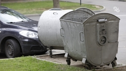 В Ессентуках восстанавливают ограждения контейнерных площадок после ветра 