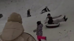 Мужчина на тюбинге в Нальчике спас на лету девочку, едва не сбив её на горке