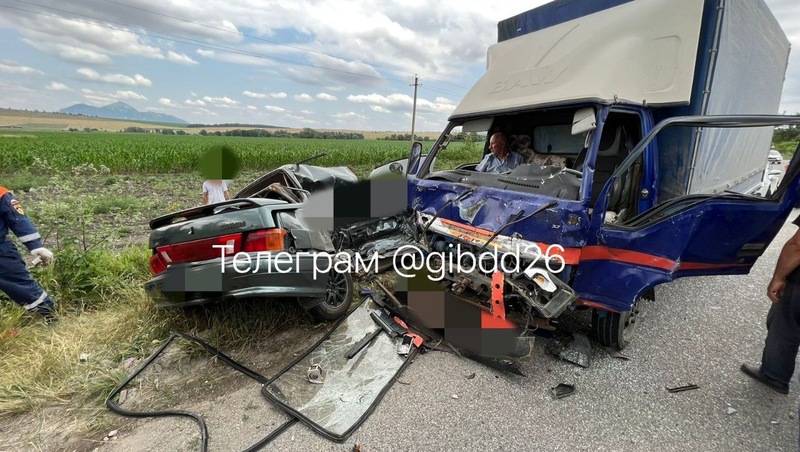 Три человека погибли в аварии с грузовиком на Ставрополье