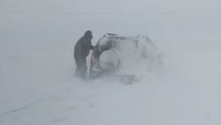 Спасатели села Дивного помогли нескольким водителям выбраться из снежных заносов
