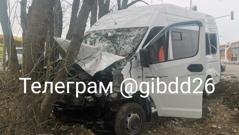 Три человека получили травмы при столкновении маршрутки и грузовой «Газели» на Ставрополье
