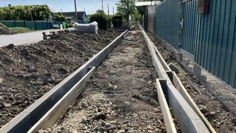 На Ставрополье партдесант проверил ремонт школы, детской площадки и тротуаров