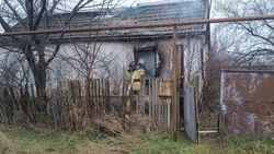 Пожарные потушили возгорание в заброшенном доме на Ставрополье
