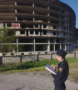Приставы заставили законсервировать недострой спорткомплекса в Минводах