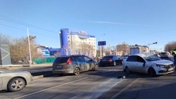 Легковушка перевернулась по вине молодого водителя в Ставрополе