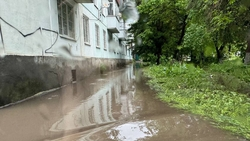 Сотрудники экстренных служб в Ессентуках устраняют последствия стихии