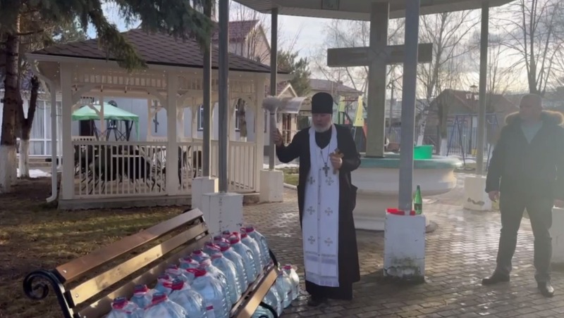 Жители Предгорного округа передали бойцам СВО крещенскую воду