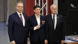 Партийные билеты вручил 16 участникам СВО глава Ставрополья