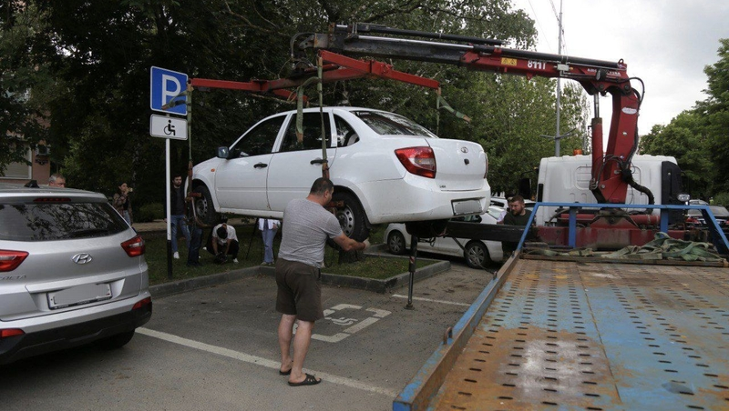 Машины эвакуировали за неправильную парковку у Комсомольского пруда в Ставрополе