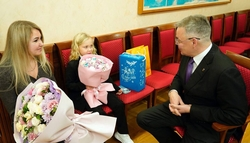 Глава Ставрополья вручил звезде «Голос.Дети» Маше Никулиной подарок Деда Мороза