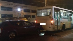 Легковушка и маршрутный автобус столкнулись в Ставрополе 