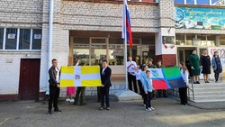 В Невинномысске на школьной линейке подняли флаг Белгородской области