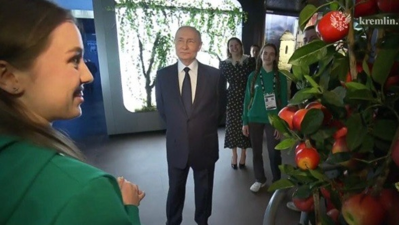 Ставропольчанка провела президенту России экскурсию по стенду Северного Кавказа 