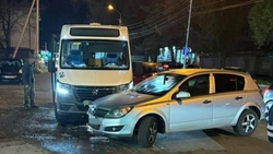 Пожилой пассажир маршрутки получил травму в аварии с иномаркой в Ставрополе
