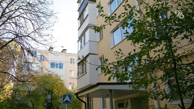 В Георгиевске человек выпал на козырёк подъезда