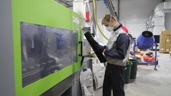 Будущие компьютерные корпусы поступают на завод в Ессентуках в виде гранул