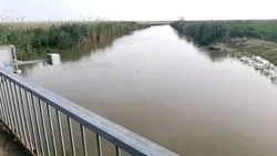 Уровень воды в реке Калаус в селе Воздвиженском остаётся ниже опасной отметки