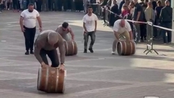 Конкурс по катанию винных бочек прошёл в Кисловодске