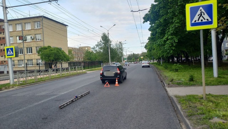 Легковушка сбила подростка и молодого человека на пешеходном переходе в Ставрополе