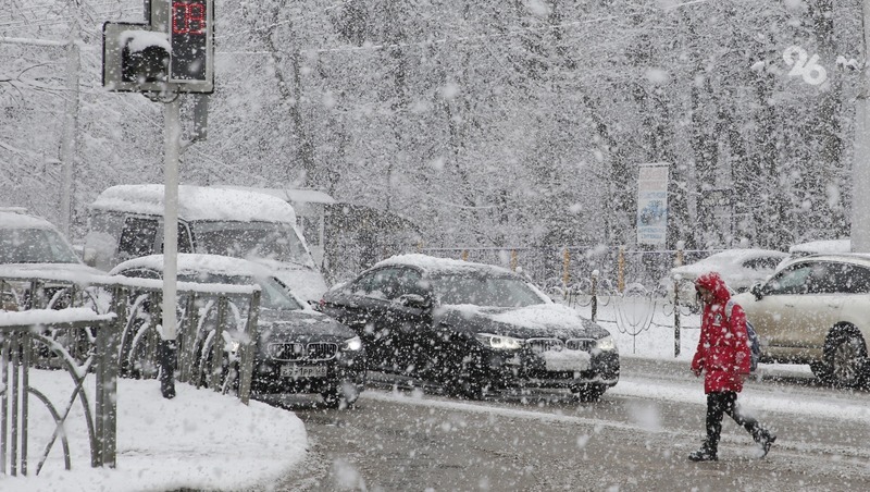 Утренние девятибалльные пробки сковали Ставрополь во время снегопада