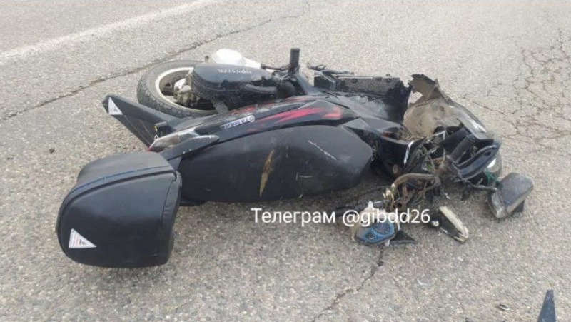 Водитель скутера насмерть разбился об отбойник на Ставрополье