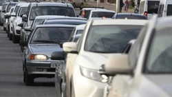 Огромная пробка образовалась в Дербенте из-за перевернувшегося крана