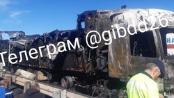 Фура с газировкой сгорела на трассе под Пятигорском