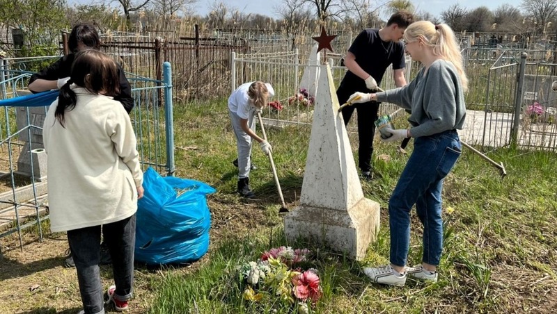 В Нефтекумском и Кочубеевском округах приводят в порядок территории воинских мемориалов
