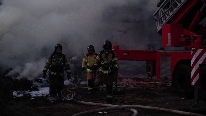Пожарные почти два часа боролись с огнём на горящем складе в Ставрополе — фоторепортаж с места событий
