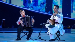 На конкурсе «Синяя птица» 13-летний астраханец аккомпанировал Пелагее