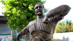 Памятник балетмейстеру Льву Манахимову открыли в Дагестане