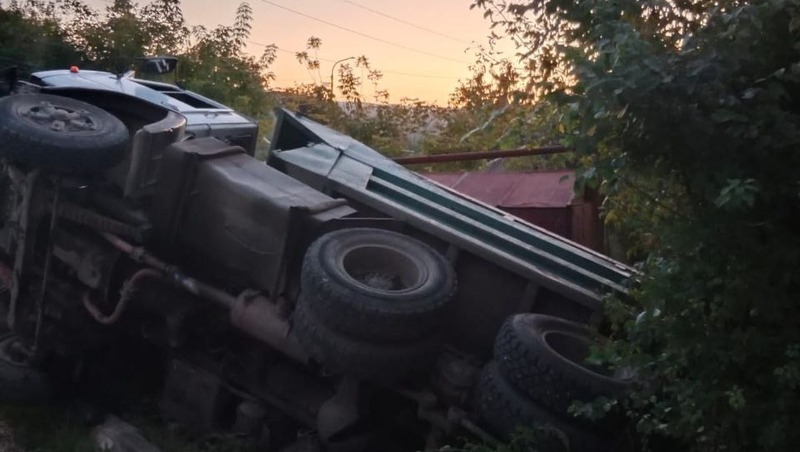 Перевернувшийся грузовик повредил газопровод в Кисловодске