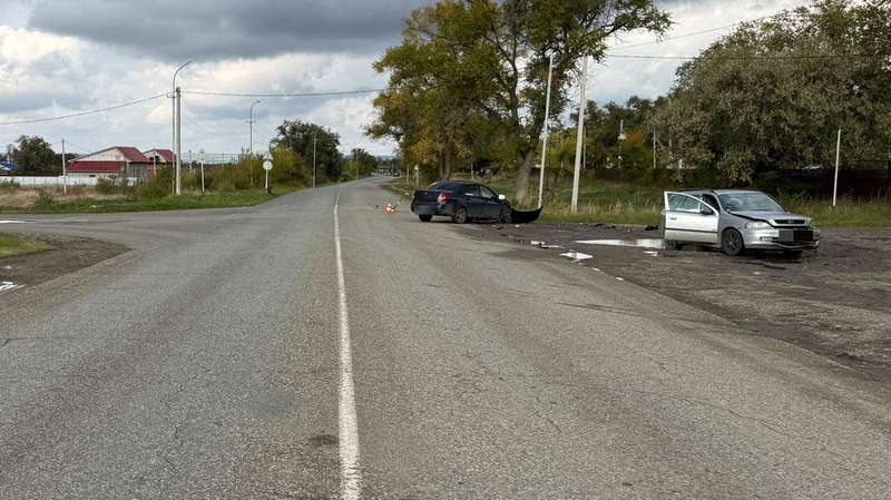 Водители двух легковушек попали в больницу после ДТП в Светлограде