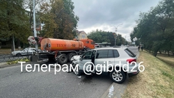 Иномарка столкнулась с поливальной техникой в Пятигорске