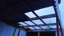 Ветер сорвал крышу и повалил забор в школе и детсаду в Кировском округе