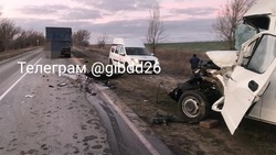 «Газель» с пассажирами врезалась в КамАЗ на Ставрополье