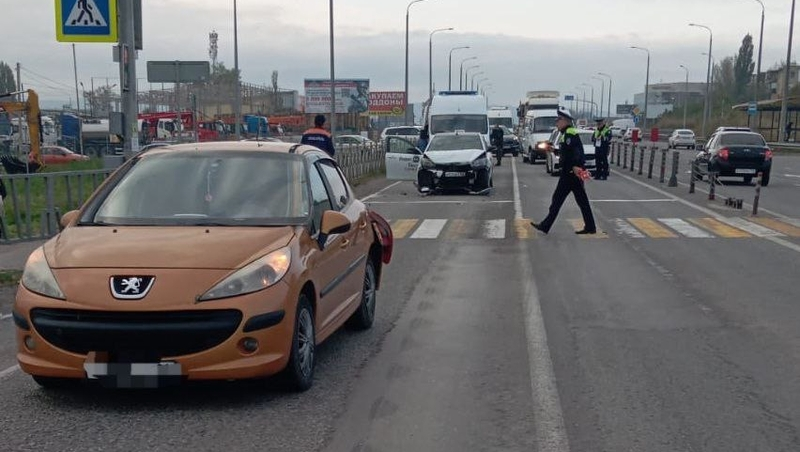 Водителя такси доставили в больницу после ДТП на Ставрополье