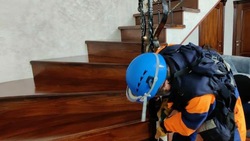 Спасатели из Грозного помогли застрявшему между перилами мальчику